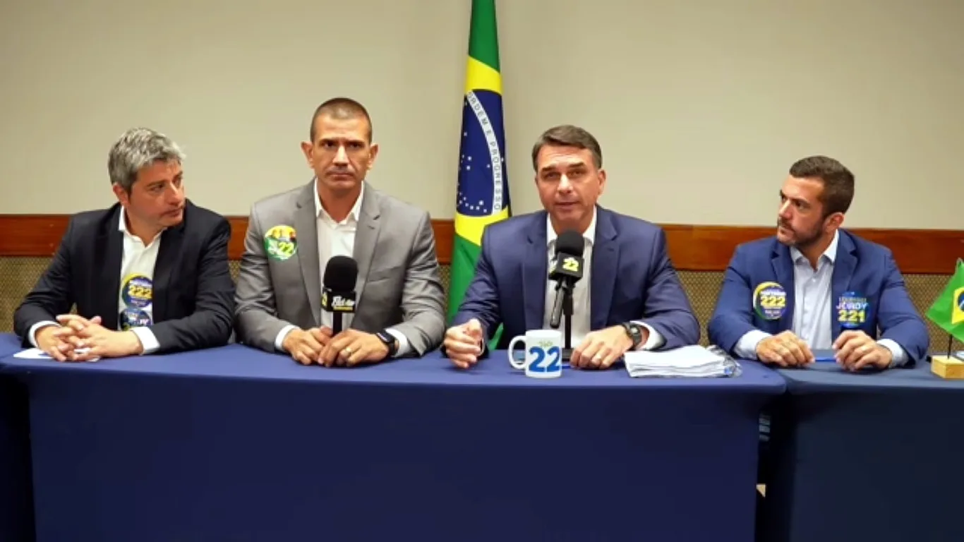 live flavio bolsonaro.webp